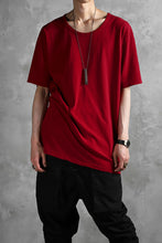 Load image into Gallery viewer, RUNDHOLZ DIP SHORT SLEEVE KNIT SEWN / DYED JERSEY (RED)