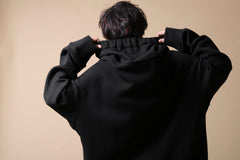 画像をギャラリービューアに読み込む, SOSNOVSKA exclusive SHIFTED POCKET SWEATER (BLACK)