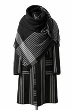 Load image into Gallery viewer, forme d&#39;expression Mambo Graphic Plaid Stole (Mono)