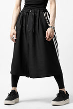 Load image into Gallery viewer, Y-3 Yohji Yamamoto ELEGANT 3 STP WIDE SHORTS / POLY TWILL (BLACK)