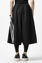 Load image into Gallery viewer, Y-3 Yohji Yamamoto ELEGANT 3 STP WIDE SHORTS / POLY TWILL (BLACK)