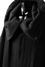 Load image into Gallery viewer, SOSNOVSKA HOODED BG COLLAR COAT MIDDLE (BLACK)
