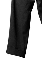 Load image into Gallery viewer, forme d&#39;expression Tucked &amp; Cuffed Trousers (Off Black)
