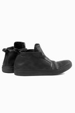 Load image into Gallery viewer, incarnation exclusive MIDDLE TOP SNEAKER ELASTIC LINED / HORSE FULL GRAIN (PIECE DYED ALL BLACK)