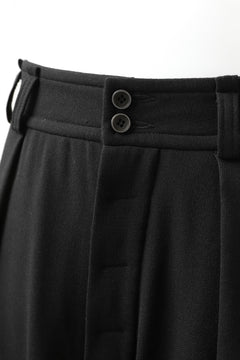 画像をギャラリービューアに読み込む, SOSNOVSKA RESTRAINED CUTED PANTS (BLACK)