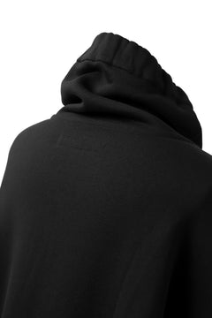 画像をギャラリービューアに読み込む, SOSNOVSKA exclusive SHIFTED POCKET SWEATER (BLACK)