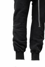 画像をギャラリービューアに読み込む, A.F ARTEFACT &quot;FRAYED&quot; DAMAGE SWEATER JOGGER PANTS (BLACK)