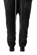 Load image into Gallery viewer, A.F ARTEFACT &quot;FRAYED&quot; DAMAGE SWEATER JOGGER PANTS (BLACK)