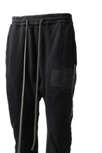 Load image into Gallery viewer, A.F ARTEFACT &quot;FRAYED&quot; DAMAGE SWEATER JOGGER PANTS (BLACK)