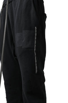 画像をギャラリービューアに読み込む, A.F ARTEFACT &quot;FRAYED&quot; DAMAGE SWEATER JOGGER PANTS (BLACK)