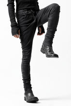 Load image into Gallery viewer, thomkrom OVER LOCKED SKINNY TROUSERS /  HYPER STRETCH DENIM (BLACK)