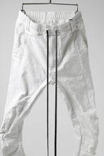 Load image into Gallery viewer, A.F ARTEFACT ANATOMICAL &quot;3D-SKINNY&quot; PANTS / WASHED STRETCH DENIM (WHITE)