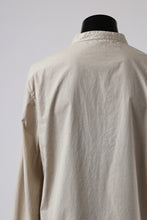 Load image into Gallery viewer, daub LONG SLEEVE SHIRT / COLD DYED COTTON BROAD (SAND)