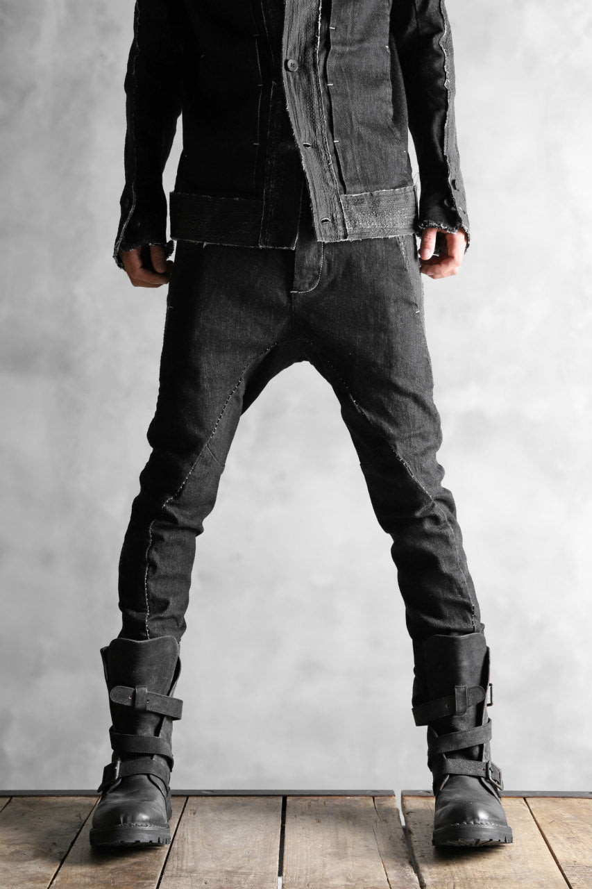 Load image into Gallery viewer, masnada SCAR STITCHED TWIST SKINNY PANT / CONTRAST DENIM (BLACK)