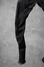 Load image into Gallery viewer, masnada SCAR STITCHED TWIST SKINNY PANT / CONTRAST DENIM (BLACK)