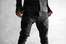 Load image into Gallery viewer, masnada  SCAR STITCHED CARGO POCKET JODHPURS PANT / CONTRAST DENIM (BLACK)