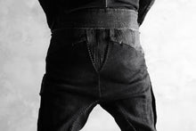 Load image into Gallery viewer, masnada  SCAR STITCHED CARGO POCKET JODHPURS PANT / CONTRAST DENIM (BLACK)