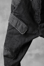 Load image into Gallery viewer, masnada  SCAR STITCHED CARGO POCKET JODHPURS PANT / CONTRAST DENIM (BLACK)