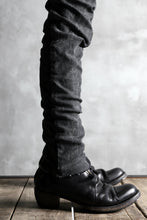 Load image into Gallery viewer, masnada SCAR STITCHED SLIM CURVE PANT / WASHED RESIN-COAT DENIM (WASHED BLACK)