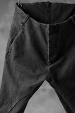 Load image into Gallery viewer, masnada SCAR STITCHED SLIM CURVE PANT / WASHED RESIN-COAT DENIM (WASHED BLACK)