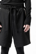 Load image into Gallery viewer, thom/krom SIDE LINE SHORTS / ELASTIC VISCOSE (BLACK)