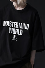 Load image into Gallery viewer, mastermind WORLD JUSTICE TEE / BOXY FIT (BLACK)