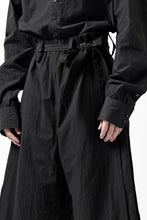 Load image into Gallery viewer, KLASICA VENT LAYERED FOLKLORE TROUSERS / HAND DYED COTTON-LINEN (BLACK)