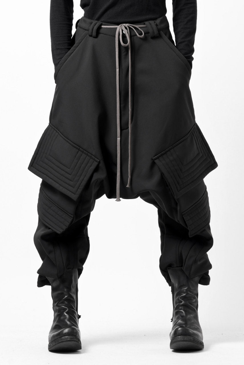 Load image into Gallery viewer, A.F ARTEFACT D-CLOTCH BIG CARGO CROPPED PANTS / BONDING NYLON x FLEECE (BLACK)