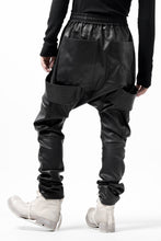 Load image into Gallery viewer, A.F ARTEFACT FLAP-DETAIL SLIM CARGO PANTS / STRETCH SHEEP LEATHER (BLACK)