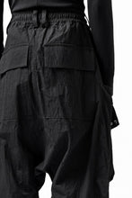 Load image into Gallery viewer, A.F ARTEFACT -BUSH- SARROUEL CARGO SHORTS (BLACK)