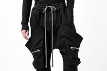 Load image into Gallery viewer, A.F ARTEFACT CARGO SAROUEL SKINNY PANTS / STRETCH COTTON DENIM (BLACK)