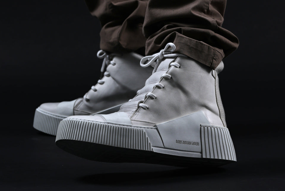 画像をギャラリービューアに読み込む, BORIS BIDJAN SABERI COW LEATHER MID CUT SNEAKER / WASHED &amp; HAND TREATED &quot;BAMBA1.1-SIN&quot; (LIGHT GREY)