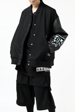 Load image into Gallery viewer, FACETASM &quot;F&quot; STADIUM JACKET (BLACK)