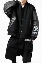 Load image into Gallery viewer, FACETASM &quot;F&quot; STADIUM JACKET (BLACK)