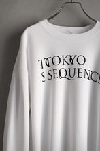 画像をギャラリービューアに読み込む, TOKYO SEQUENCE LOGO SWEATER TOP (WHITE)