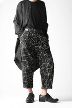 Load image into Gallery viewer, forme d&#39;expression Narrow Tucked Wide Trousers (Black)