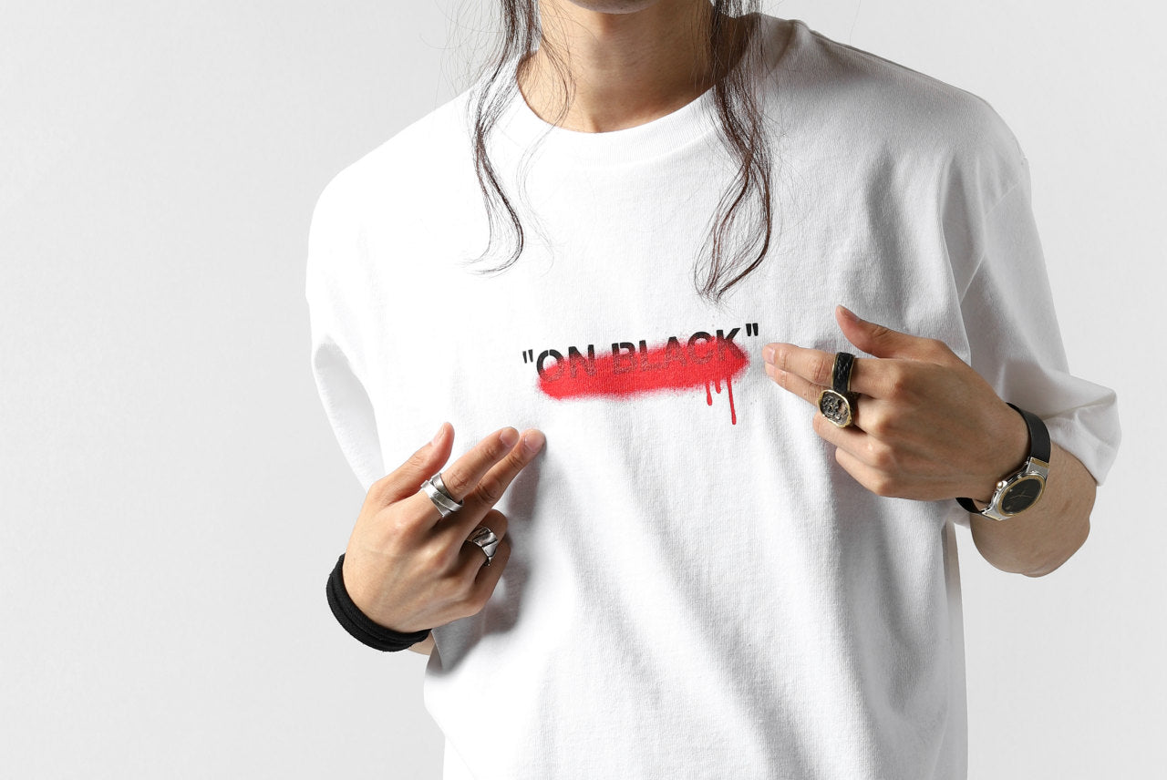 A.F ARTEFACT x buggy "ON BLACK" T-SHIRT (WHITE x RED)