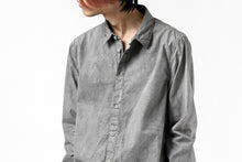 Load image into Gallery viewer, daub PLAIN COLLAR SHIRT / COLD DYED ORGANIC COTTON (GREY)