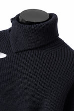Load image into Gallery viewer, Y&#39;s ONE SIDE RIDGE SLASH CUT KNIT PULL OVER / 5G WOOL (NAVY)