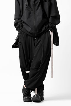 Load image into Gallery viewer, Y&#39;s BANG ON! No.125 ANCIENT TRIBE TAPE-STITCH FLUTTER PANTS (BLACK)