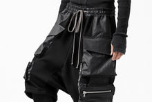 Load image into Gallery viewer, A.F ARTEFACT &quot;BOXY&quot; ARMY SARROUEL SHORTS / BomberHEAT® (BLACK)