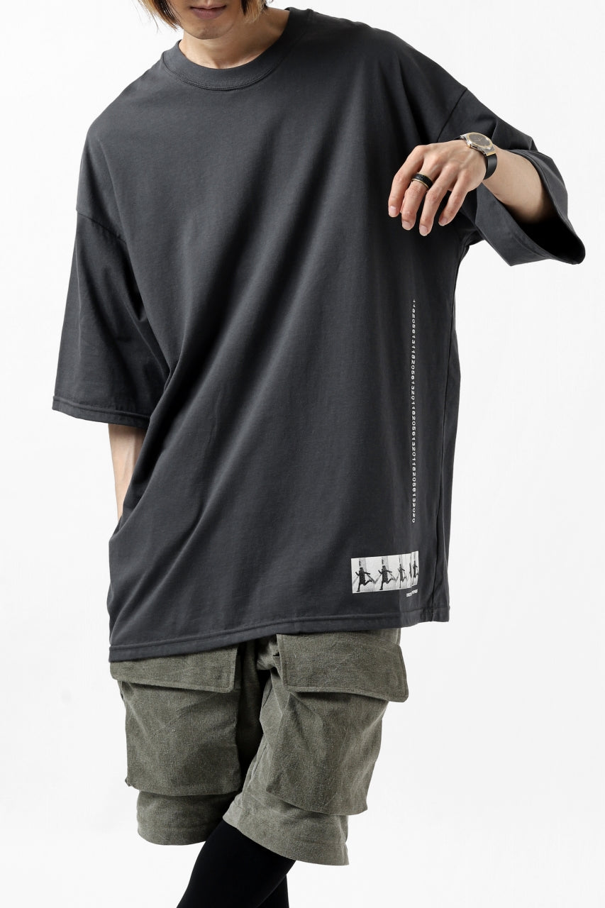 A.F ARTEFACT "flank” BOXYFIT T-SHIRT (GREY)