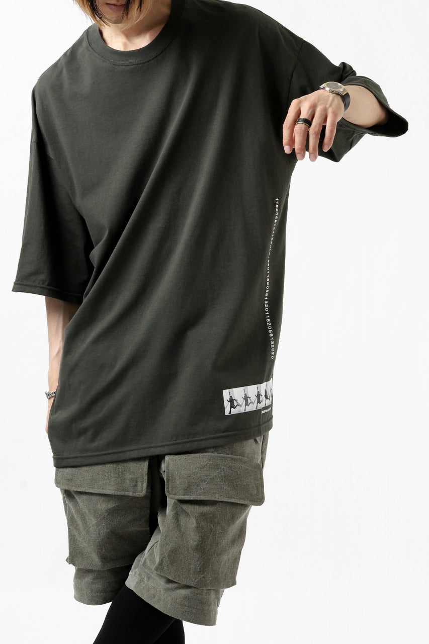 A.F ARTEFACT "flank” BOXYFIT T-SHIRT (KHAKI)