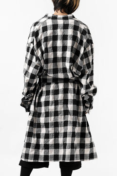 Load image into Gallery viewer, A.F ARTEFACT &quot;Trunk-Show&quot; CELL LONG GOWN CHECK SHIRT (BLACK x WHITE)