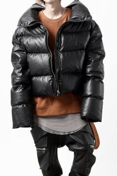 Load image into Gallery viewer, A.F ARTEFACT SHEEP SKIN LEATHER HIGH-NECK SHORT DOWN JACKET (BLACK)