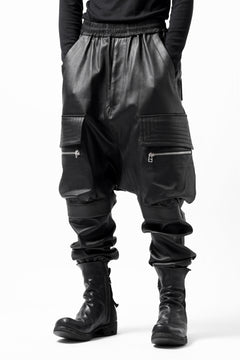 Load image into Gallery viewer, A.F ARTEFACT ZIPPER CARGO SARROUEL-JOGGER PANTS / STRETCH SHEEP LEATHER (BLACK)