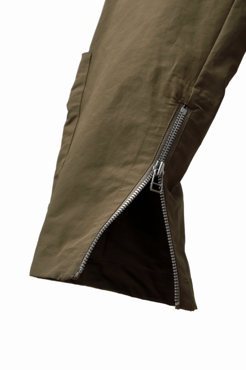 A.F ARTEFACT RADICAL-ZIP FIELD PANTS (BEIGE)