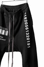 Load image into Gallery viewer, A.F ARTEFACT &quot;Trunk-Show&quot; SWEATER SARROUEL SKINNY / DAMAGE &amp; PRINT (BLACK)