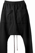 Load image into Gallery viewer, A.F ARTEFACT &quot;Trunk-Show&quot; SKINNY SARROUEL SWEAT PANTS / SHADOW EMBROIDERY (BLACK)